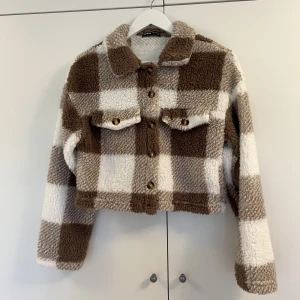 Tunn jacka - Rutig, tunn jacka, knappt använd