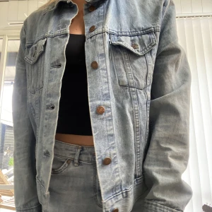 Vintage Levis jeansjacka - Vintage Levis jeansjacka i herrmodell (breda axlar) supercool verkligen❤️ hittar ingen storlek i jackan men skulle uppskatta den som en S. (Fler bilder finns!)