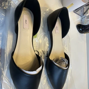 Nelly ballerinaskor - Säljer helt oanvända ballerinaskor ifrån Nelly. Slutsålda på deras hemsida! Säljer eftersom de är för stora