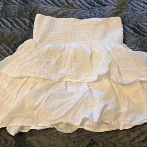 Söt sommarkjol - Super söt Stockholmsstil kjol med snygg design!! Inga defekter alls och knappt använd. Skriv vid frågor❤️