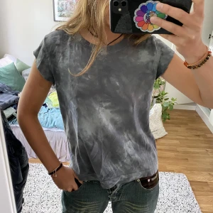 Grå tshirt - Coolaste gråa T-shirten - nästan lite blå ton också. Tillklippta ärmar och lite tie dyr liknande. Så fucking najs💕❤️köp!