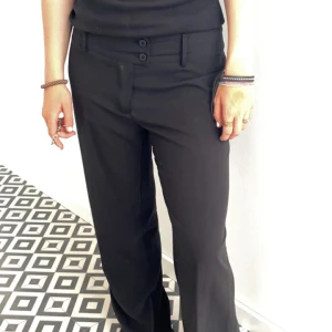 LÅGMIDJADE KOSTYMBYXOR - Snygga lågmidjade kostymbyxor, säljs för att de ej passar mig😩😩😩 köpta på plick😆  Står storlek L i men skulle mer säga M.  Tveka inte på å skicka frågor eller be om fler bilder💓