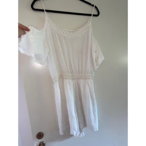 Plausuit med spetsdetaljer - Jättefin plausuit med spetsdetaljer och öppna axlar, Oanvänd då den va för liten i mitt tycke. Storlek M  Skriv för mer bilder🥰