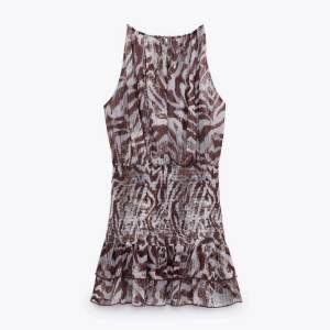 Jättefin Zara klänning i zebramönster, använd en gång så precis som ny😊