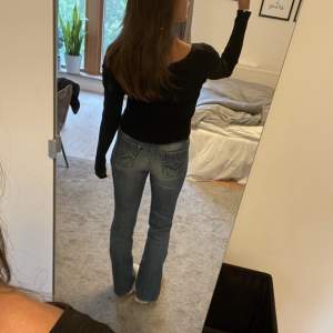 Fina jeans med coola detaljer på fickorna! De är ifrån Brax och modellen heter MILEY BOOT🫶🏼🫶🏼 skulle säga att de är mer en 38 än en 36!! Kolla bion innan du hör av dig❣️