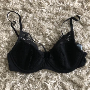Spets bh - Helt ny bh, dock råkat tagit av prislapp men aldrig använd då det var fel storlek, storlek 65B 70 kr