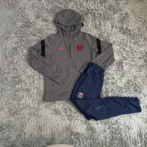 Psg tröja och byxor - Säljer en psg dress, då tröjan är i bra skick och nästan aldrig använd men byxorna har ett litet hål vid knät. Om man bara vill köpa tröjan eller bara byxorna så finns dom uppe i min profil.