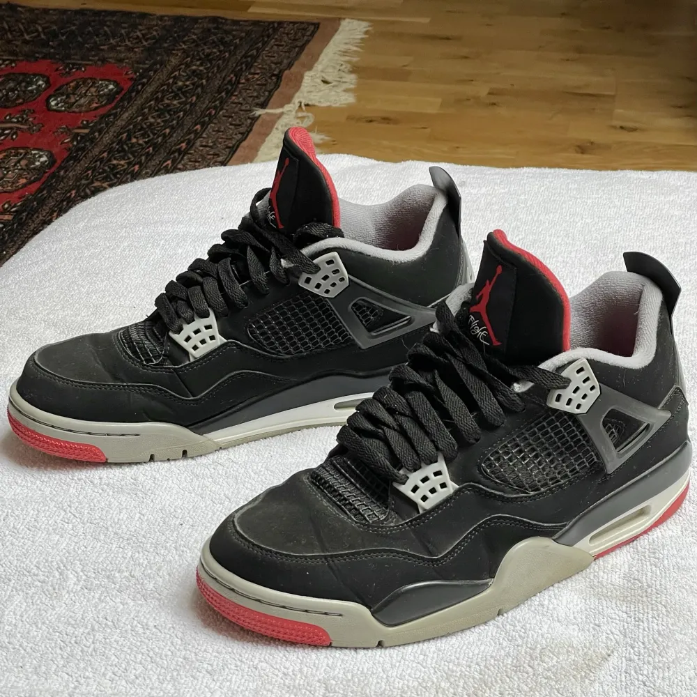 Jordan 4 Retro Bred (2019) i bra använt skick. Lätt creasing och lätt slitage på undersidan av sulorna. Skriv för fler bilder! Orderbekräftelse finns & pris kan diskuteras.. Skor.