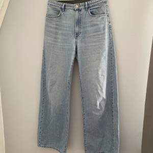 säljer dessa wide jeans från lindex💙 dom har varit med ett tag och har därför lite tecken på användning, bla att de är lite slitna där bak, men dom går absolut att använda fortfarande💙 