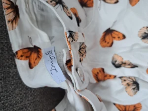 Jeans från design by si - Jeans från design by si med fjärilar på endast testade 2 gånger säljes pga att de inte passar mig Nypris 600kr