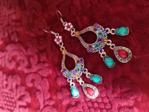 Bohemiska örhängen  - Ett par bohemiska örhängen, oanvända. Köpta på en hippie-marknad 😄✌️ ca 7 cm långa. Jättefina, riktiga eyecatchers 👌✨Chefs kiss för din outfit! 