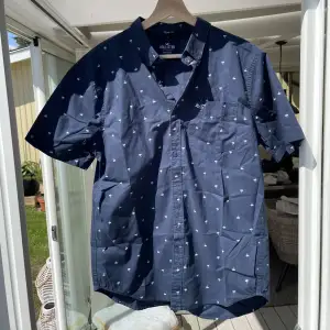 Marinblå pike skjorta med vita detaljer (slim fit) - Storlek M