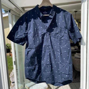 Hollister pike skjorta - Marinblå pike skjorta med vita detaljer (slim fit) - Storlek M