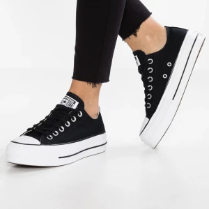 CONVERSE CHUCK TAYLOR ALL STAR LIFT - Säljer dessa Converse i stl 35, något stora i storleken. Aldrig använda. 