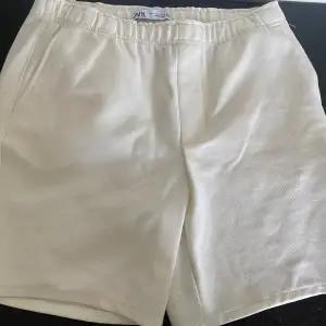 Vita Zara shorts Är i perfekt skick Inte använda Säljes för att shortsen är för små