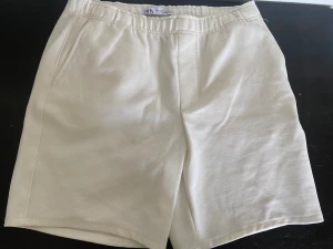 Zara vita shorts - Vita Zara shorts Är i perfekt skick Inte använda Säljes för att shortsen är för små