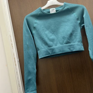 Aimn  - Grön/blå tränings topp ifrån Aimn. Super fina skick då den är använd Max 1 gång