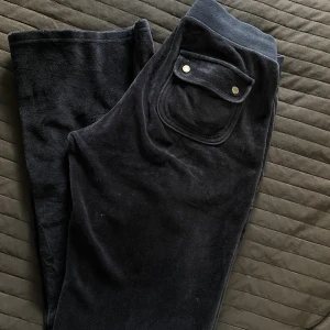 Juicy Couture Mjukisbyxor  - Storlek XS, normala i storleken. Lite korta på mig som är 170 cm. Fickor på baksidan.   Är ganska väl använda så den svarta färgen har blivit lite mer åt det grå hållet. 