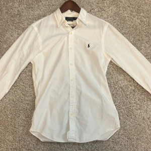 Ralph lauren skjorta  - Säljer denna fina skjorta då den tyvärr är för liten för mig. Använd men inga som helst defekter. Förutom mot pengar så är jag också öppen för byten mot Ralph lauren skjortor i storlek M 