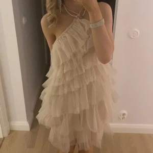 Klänning  - Jätte fin volang klänning i färgen beige/rosa. Älskar den bara att jag inte har använding alls av den o rensar min garderob. Klänningen är helt oanvänd och alltså i super skick❤️