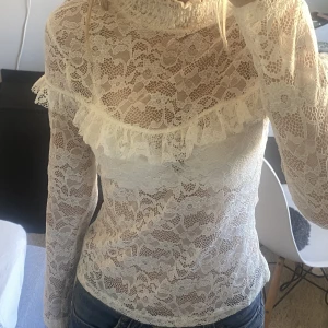 Spets tröja  - Super fin spetstrjöja som nästan aldrig har används,sitter superfint och har superfint mönster