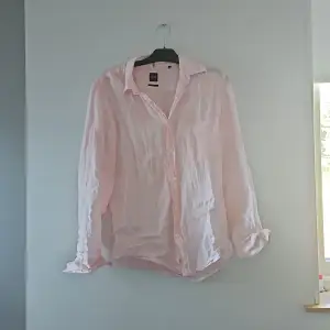 En rosa hugo boss skjorta i st s men passar m har kvitto o allt och strykning kan ske vid begäran skick 10/10 då jag använt den bara en gång ny priss 1100kr mitt pris 950kr pris kan diskuteras vid snabb affär 