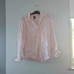 Hugo boss skjorta  - En rosa hugo boss skjorta i st s men passar m har kvitto o allt och strykning kan ske vid begäran skick 10/10 då jag använt den bara en gång ny priss 1100kr mitt pris 950kr pris kan diskuteras vid snabb affär 