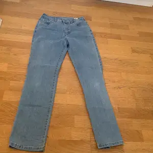 Blå jeans med design på bakfickorna. Har andvänds typ 1-2 gånger men inte mer