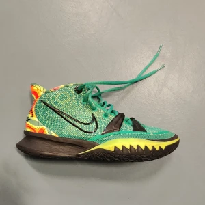 Kyrie 7 weatherman (kan diskutera priset) - Det är ett par kyrie 7 weathermans som inte görs längre, jag köpte dem på Zalando för 1500kr och nu har de gått upp i pris till 6000kr. De är sköna, bra grepp med skön dämpning och lätt vikt, de är kyrie irvings signatursko. De är min lillebrorsan gamla.