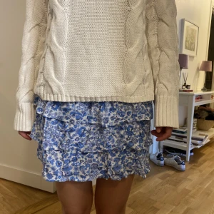 Blommig volangkjol  - Blommig volangkjol från bikbok i storlek S.💕💕 har en igensydd sprättning som ej är synlig överhuvudtaget. 