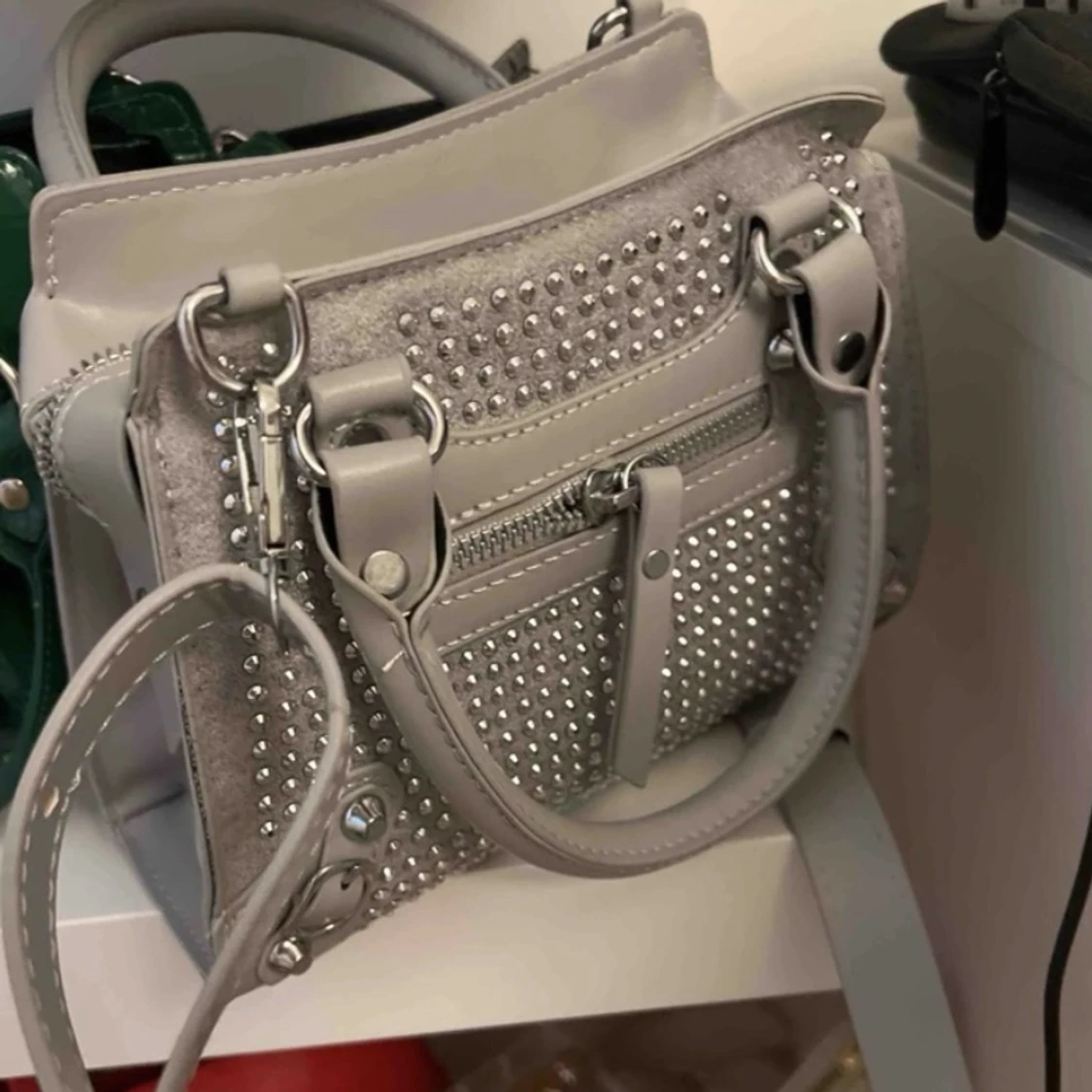Väska med nitar 🤍 - 90