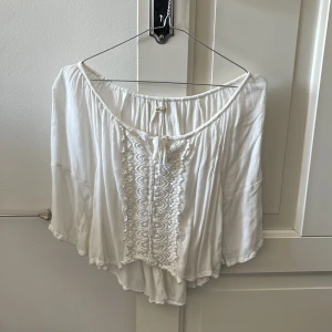 Broderad blus  - Vit, lite kortare blus med trekvartsärmar och broderi. Så så fin men kommer tyvärr inte till användning. Storlek xs.