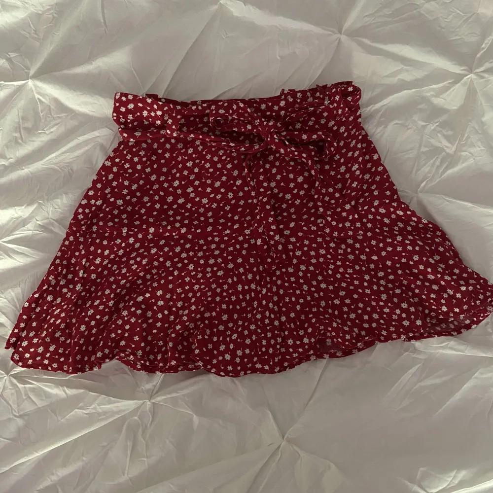 🛑LÄS MIN BIO FÖRST🛑Säljer denna jättefina kjol från Zara då den blivit för liten. Den har inbyggda shorts💕Passformen ser ni på första bilden🥰Kom privat för eventuella frågor 💫. Kjolar.