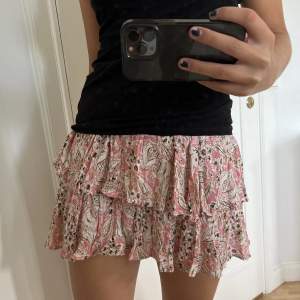 Jättefin mönstrad kjol från Zara med inbyggda shorts under, använd gärna ”köp nu”!