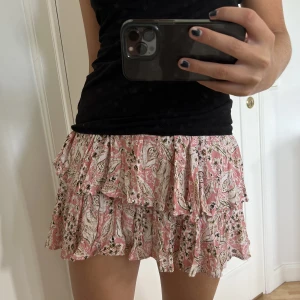 Mönstrad kjol - Jättefin mönstrad kjol från Zara med inbyggda shorts under, använd gärna ”köp nu”!