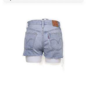 Säljer dessa snygga Levis shorts!😍