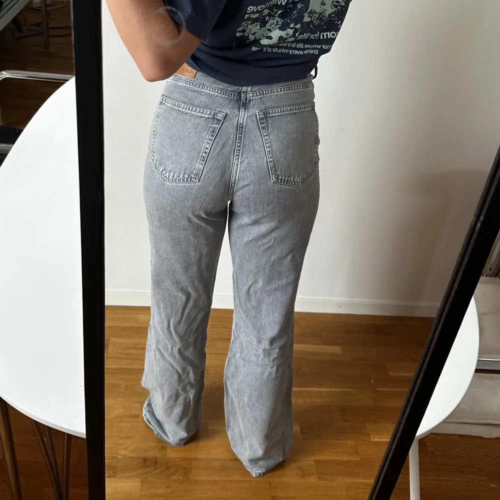 Gråa jeans från Bikbok, som referens är jag 167cm lång. Jeans & Byxor.
