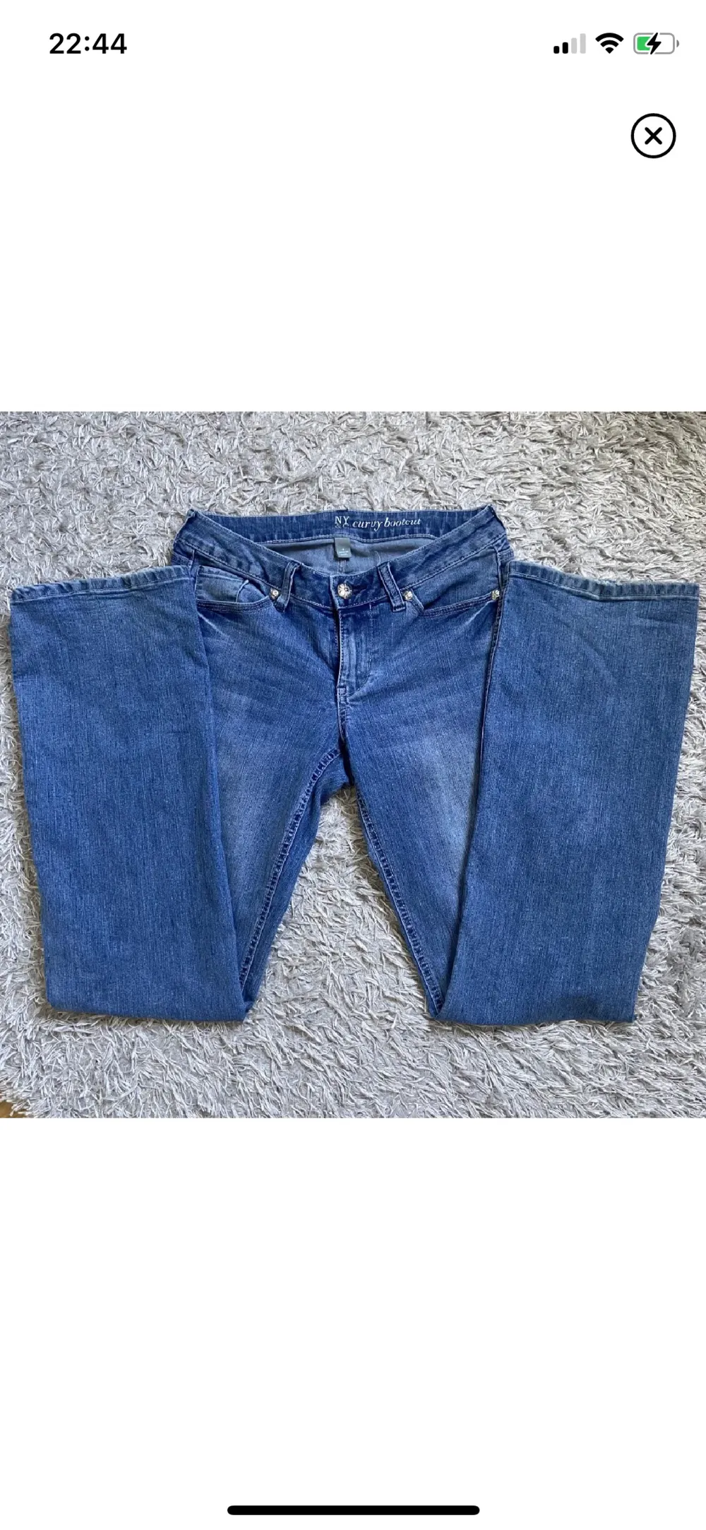 Säljer ett par jätte snygga bootcut lågmidjade jeans från märket NY&C❤️original priset var ca 500. midjemått rakt över: 35 cm innerbenslängd: 80cm. Jeans & Byxor.