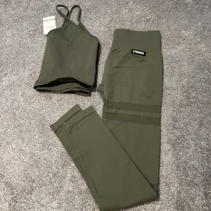 Träningskläder  - Topp från Aimn i XL - 100kr Tights från Aimn i M - 300kr  Båda hela nya