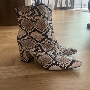 Klackar  - Säljer dessa klackar då de inte kommer till användning. Endast använda 1 gång.  Stl 39  Nypris 599kr