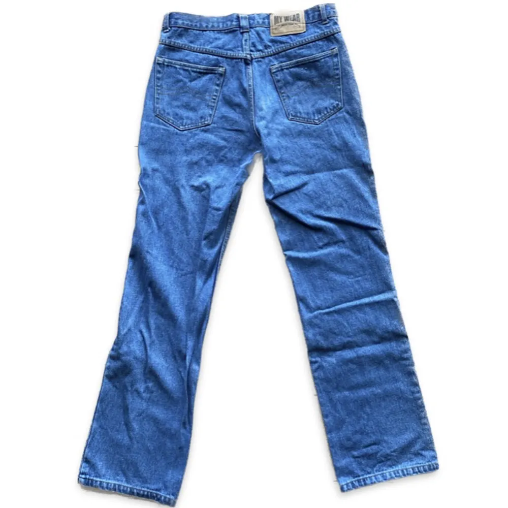 Snygga lite baggy jeans. Inte märkt några defekter. Strlk 33/34. 42cm i midjan ( mätt rakt över) Och 82cm i innerbenslängd. Jeans & Byxor.