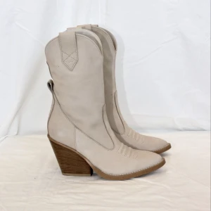 Cowboy boots  - Säljer dessa slutsålda cowboy bootsen som liknar Isabel Marant från Nude of Scandinavia i storlek 38. De är helt oanvända och nypriset är 2995kr.