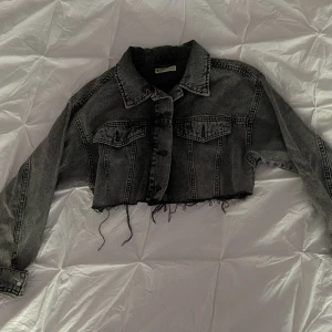 Jeansjacka  - 🛑LÄS MIN BIO FÖRST🛑 Säljer denhär jeansjackan i en kortare modell då den legat i garderoben utan att jag använt den. Inga defekter eller liknande💫Kom privat för eventuella frågor☺️