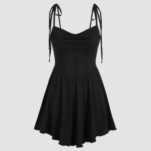 Svart klännkng - Svart klänning med korsettliknande överdel. Knutna axelband och justerbart tyg upptill. Mjukt och stretchigt material.  Aldrig använd.  Storlek M. 