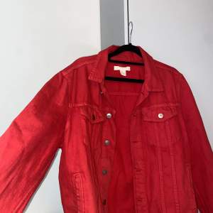 A comfortable chic red jean jacket, a pop of color in your wardrobe. Original price around 500sek, selling for 150sek ❤️