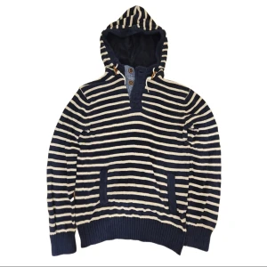 Hoodie från L.O.G.G - Hoodie från L.O.G.G - Storlek medium  Använd 1-2 gånger nytättad och i nyskick