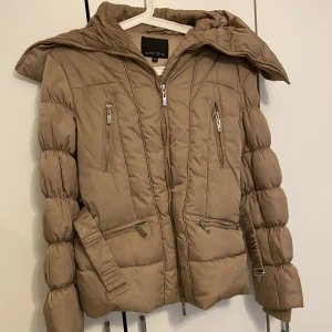 Jacka strl 36 - Jacka. Beige/Brun färg. Storlek 36. Använd några gånger. Fåtal små fläckar (3e bild), syns ej så tydligt.