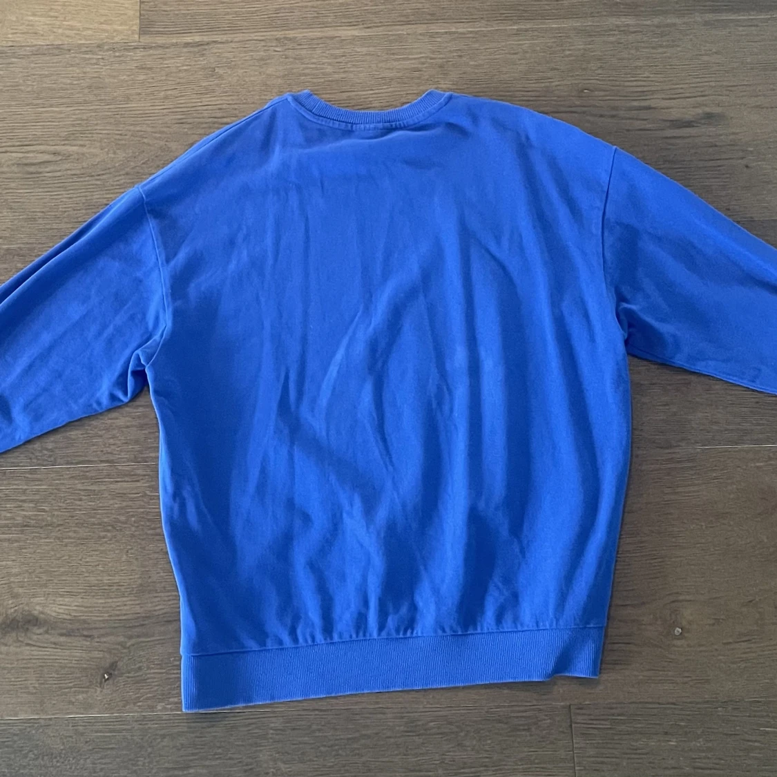 Blå tröja med grafiskt tryck - 90