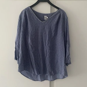 tröja - jätteskönt material😊 står att det är storlek l men skulle säga att den sitter mer som en s/m