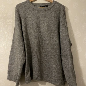 Stickad tröja  - Hej säljer min mörk gråa stickade tröja då jag har tröttnat på den. Den är i storlek M och sitter bra på mig som har storlek M💕 inga fläckar eller defekter!